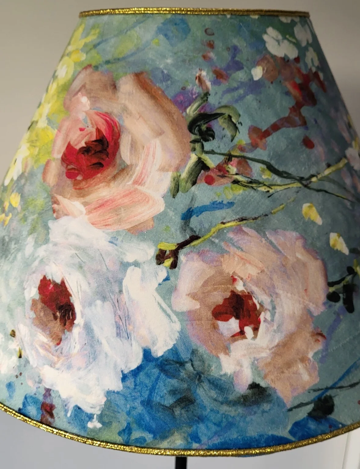 Abat-jour artisanal en tissu Ceci n’est pas un tableau — détail du tissu
