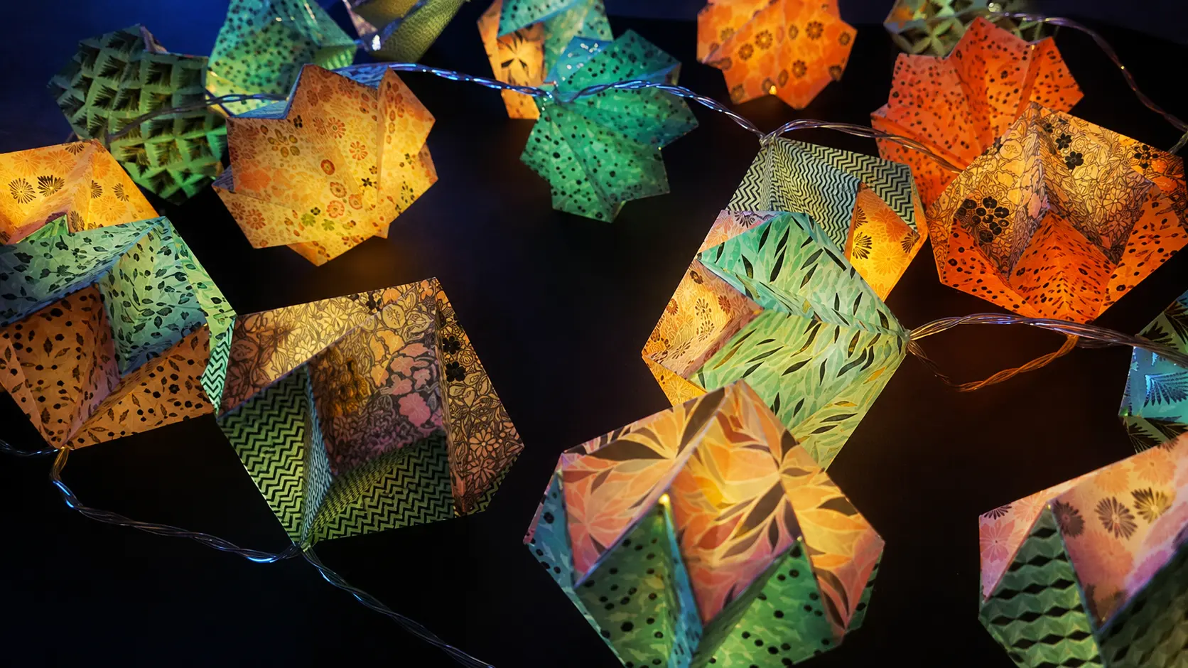 Guirlande de formes géométriques illuminée