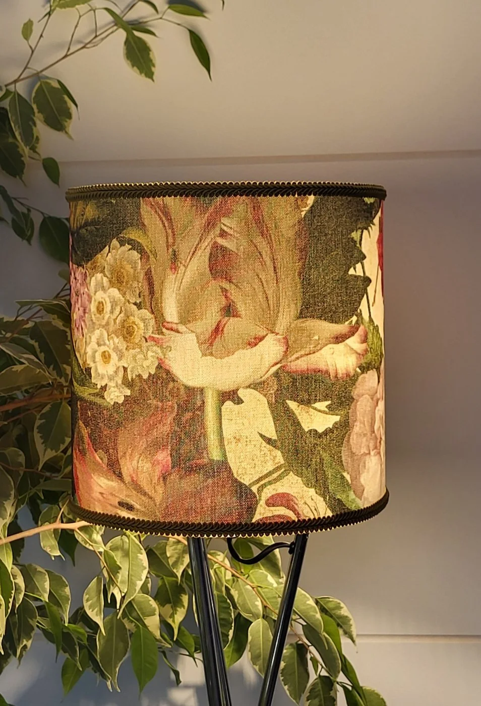Abat-jour artisanal en tissu Floraison secrète — allumé