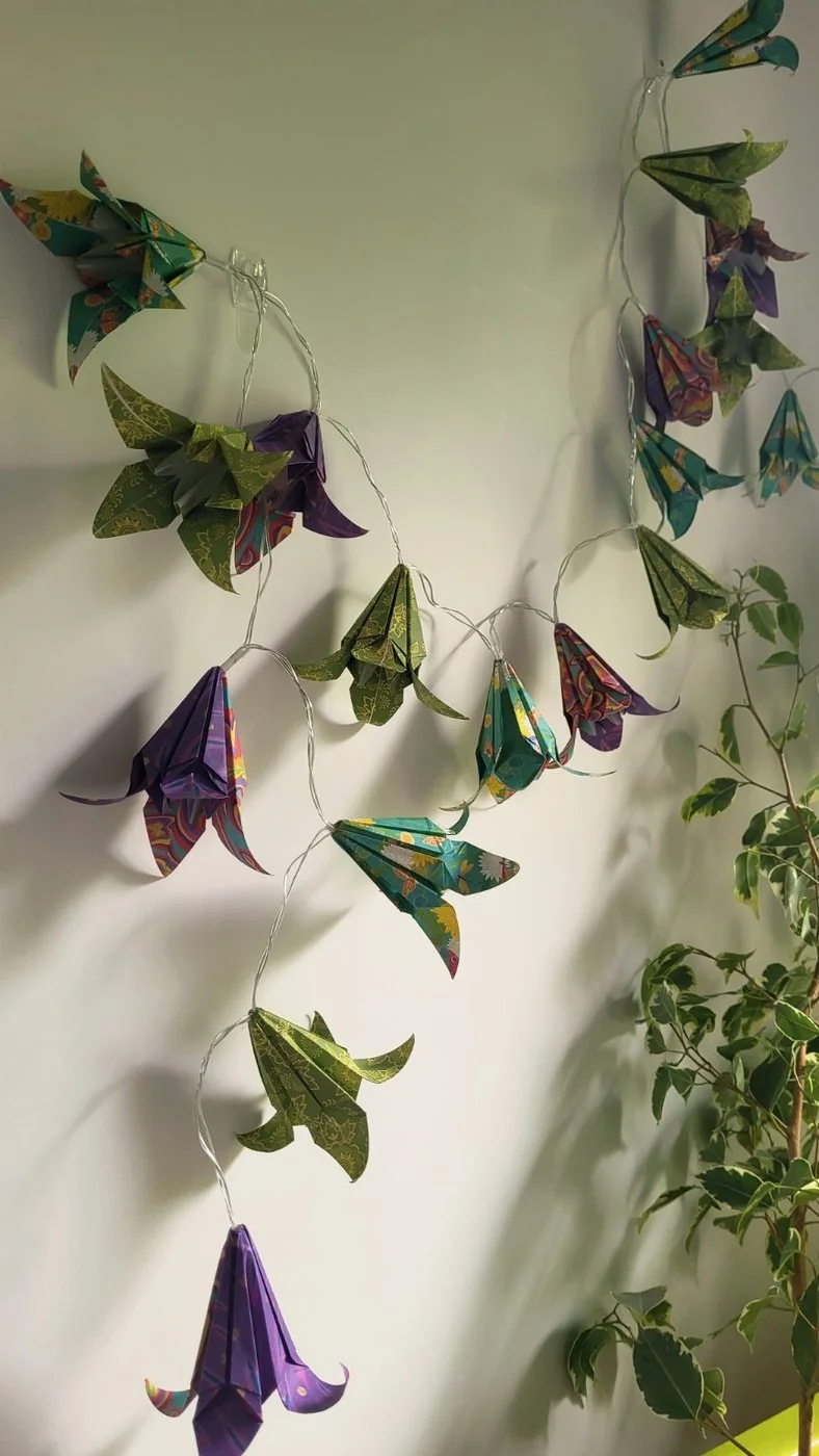 Guirlande lumineuse en origami Lys au crépuscule — vue 1