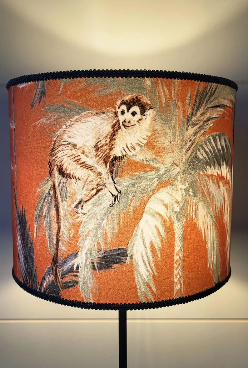 Abat-jour artisanal en tissu Monkey Business — allumé