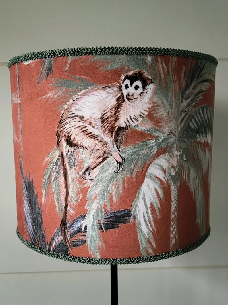 Abat-jour artisanal en tissu Monkey Business — vue 1