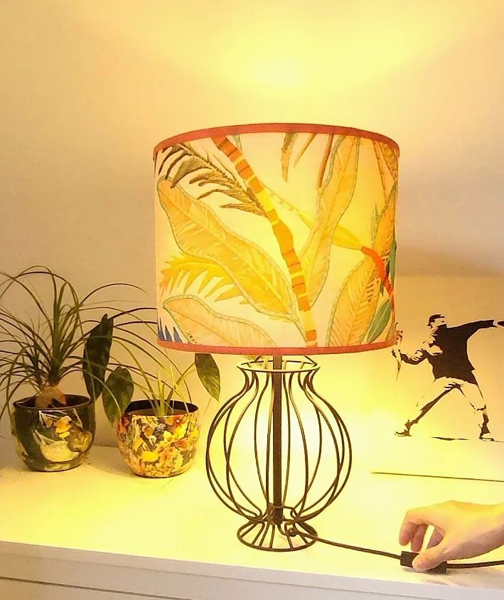 Abat-jour artisanal en tissu Not Another Jungle! — allumé