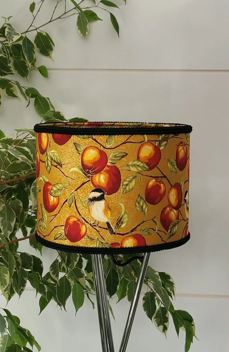 Abat-jour artisanal en tissu Verger secret — vue 1